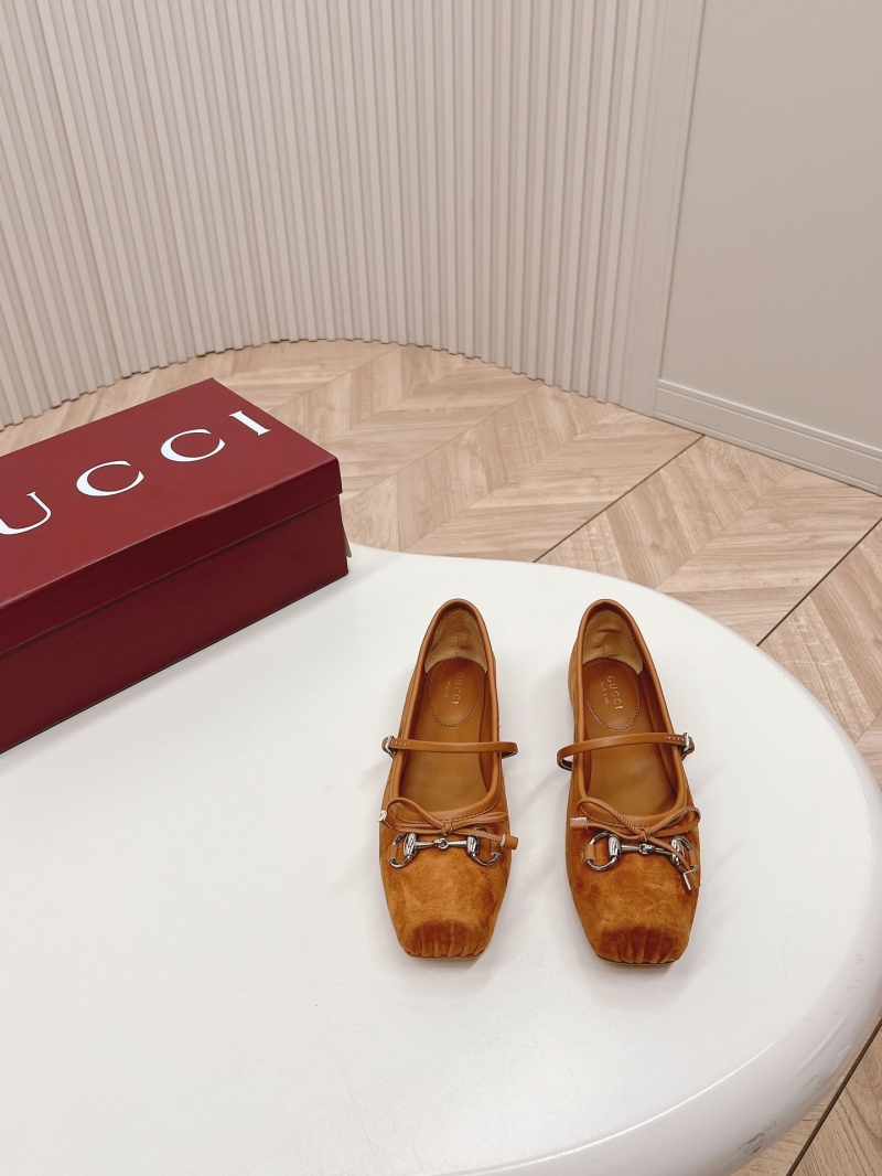 G*u*i flat shoes
